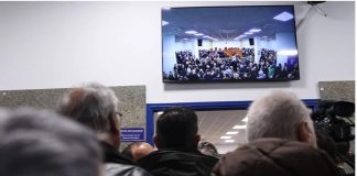 Οργή για την αίθουσα στην έναρξη της δίκης για τα Τέμπη, δεν χωρά τους διαδίκους: Έχετε χάσει την εμπιστοσύνη μας, φώναζαν συγγενείς στο δικαστήριο