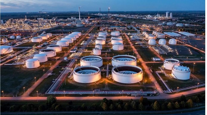 Οι τιμές τραβούν την ανηφόρα σε πετρέλαιο – αέριο, καθώς ο Τραμπ απειλεί και οι Ιρανοί στήνουν ανθρώπινες ασπίδες: Πού ποντάρουν οι αγορές