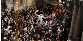 «Δεύτε λάβετε φως» – Πανηγυρικό κλίμα στην τελετή αφής του Αγίου Φωτός στον Ναό της Αναστάσεως στα Ιεροσόλυμα