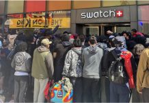 Η τρέλα της Gen Z για το Royal Oak από Swatch και Audemars Piguet, το ρολόι τσέπης… του φτωχού που προκάλεσε ουρές σε όλο τον κόσμο -και στην Ελλάδα