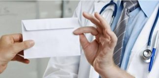 Γιατρός σε νοσοκομείο στην Αττική καταγράφηκε σε βίντεο να ζητά «φακελάκι» από ασθενή | Το περιστατικό έκανε γνωστό ο ίδιος ο υπουργός Υγείας στο Χ