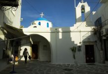 Ανάλυση FT: Καμπανάκι για τον υπερτουρισμό στην Πάρο – «Κινδυνεύει να γίνει νέα… Μύκονος»