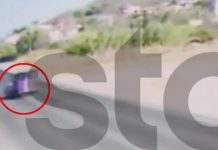 Η στιγμή που αυτοκίνητο στην Ανάβυσσο φεύγει από την πορεία του και πέφτει σε ρεματιά, δείτε βίντεο