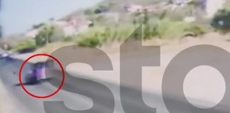 Η στιγμή που αυτοκίνητο στην Ανάβυσσο φεύγει από την πορεία του και πέφτει σε ρεματιά, δείτε βίντεο