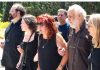 Συγγενείς, φίλοι και συνάδελφοι είπαν το τελευταίο «αντίο» στον Σωτήρη Τσόγκα, συντετριμμένη η Μαίρη Ραζή