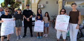 Συγκέντρωση διαμαρτυρίας του Σωματείου Ξενοδοχοϋπαλλήλων Κω κάτω από τα γραφεία της Ένωσης Ξενοδόχων Κω